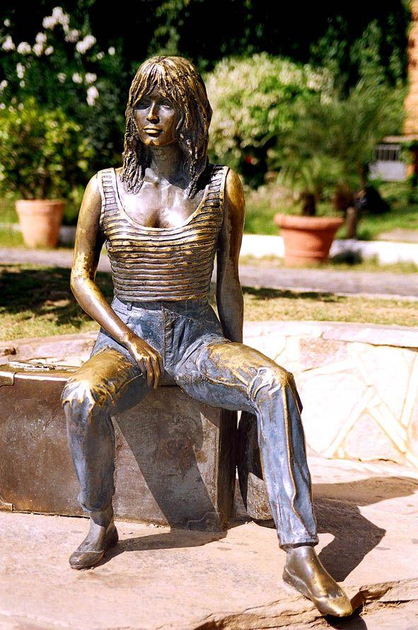 Statue_of_Brigitte_Bardot_in_Rio_de_Janeiro_agarrandomaletas
