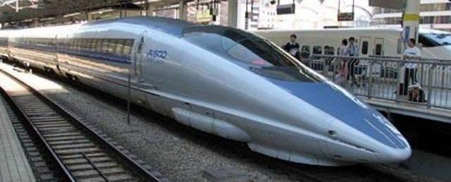 Tren de alta velocidad que llega a Kioto 
