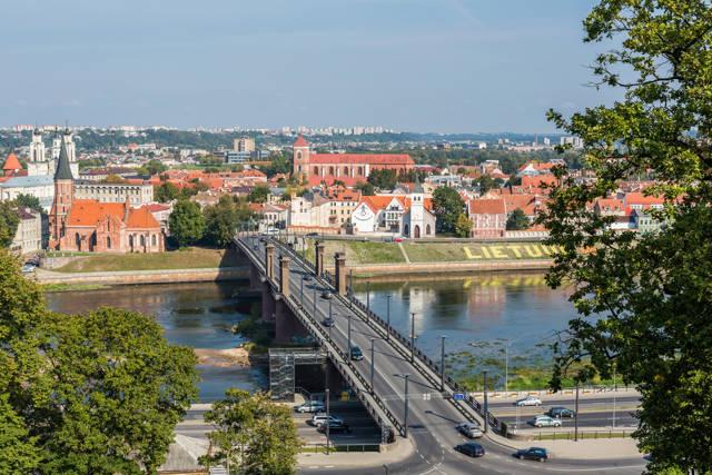Vytautas_the_Great_Bridge_from_hill,_Kaunas,_Lithuania_agarrandomaletas