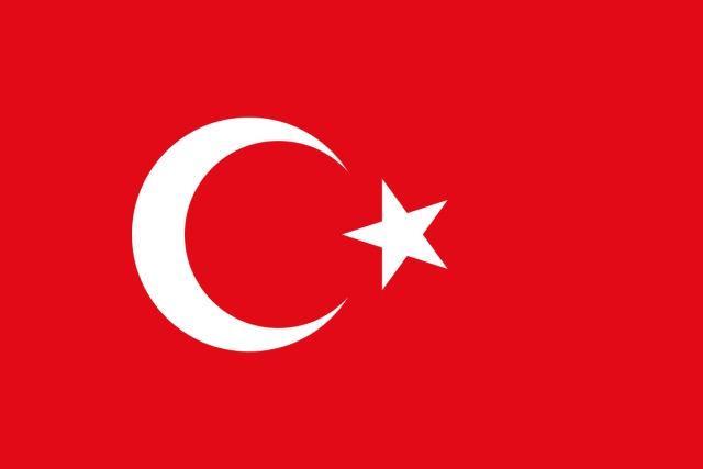 La bandera de Turquía consiste en una luna menguante y una estrella blanca sobre un fondo rojo. Más conocida como la bandera turca, también es llamada Ay Yıldız (en turco: luna y estrella) o Alsancak (en turco: bandera roja). Este emblema fue adoptado en 1876. La bandera turca tiene un origen complejo e incierto, ya que es un diseño antiguo, siendo casi idéntico al de la última bandera del Imperio otomano.