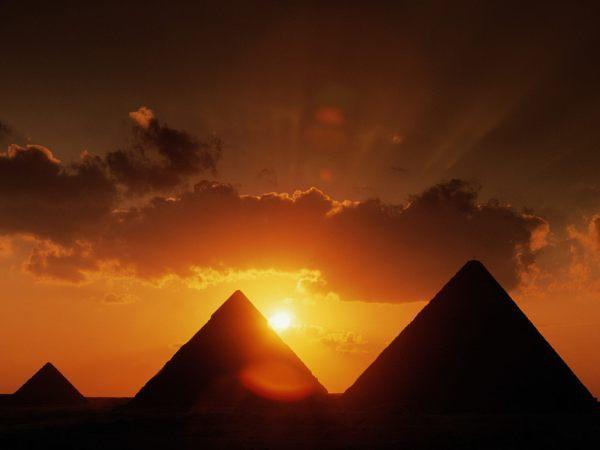 las-piramides-de-egipto_agarrandomaletas